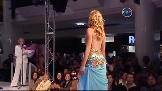 Jennifer Hawkins has an accident on the runway (x-post from r/OnStageGW)