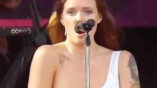 Tove Lo expose her boob