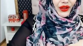 busty hijab woman on cam (xpost /r/boobsparadise)