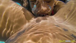 Licking pussy underwater (x-post /r/lesbianpov)