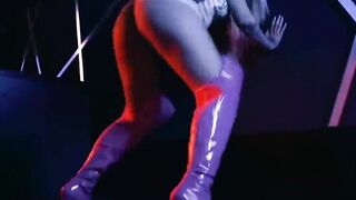 Iggy Azalea Shaking It ['Mo Bounce' MV]