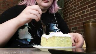 its my reddit birthday! eat cake with me ;)