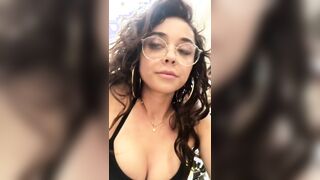 Sarah Hyland - awesome cleavage