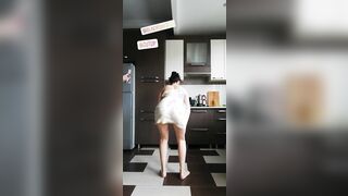 Twerk in kitchen