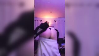 Noah Cyrus butt slowmo (1)