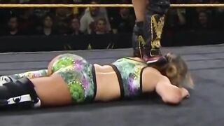 Dakota Kai booty