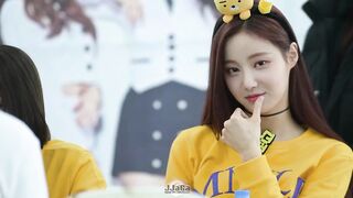 Momoland's Yeonwoo being adorable