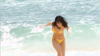 Mayu Koseta - Bouncing Boobs in a Wee Yellow Bikini