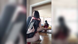 So maybe the accordion isn't the cutest instrument but I hope my ass makes up for it <3