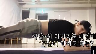 LOONA Heejin working those abs