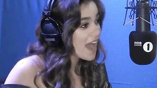 Hailee Steinfeld's such a sweetheart. I just want to grab either side of her face and shake it back and forth on my dick. That's how you skullfuck a bitch!