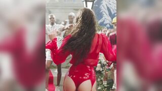 Hailee Steinfeld's gyrating her hips to show off that very fuckable ass