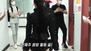 Red Velvet - Irene Flaunting Her Ass