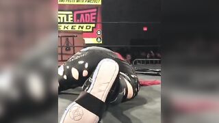 Ivelisse in perfect position ????