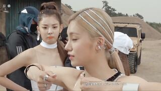 (ITZY) YEJI - Two handed instructions