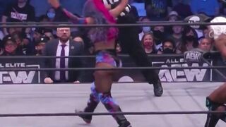 Kiera Hogan knew she'd have a bigger audience than usual so she had to spank her fat booty for them