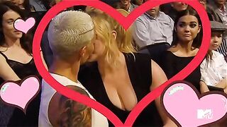 Amber Rose kissed Amy Schumer at the MTV awards.