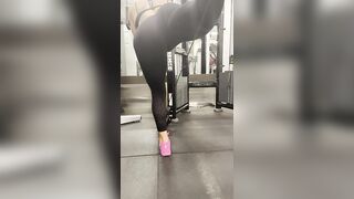 (F) Happy Sunday y’all! Here’s one of my favorite glute exercises. Cable kickbacks