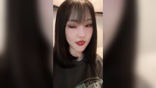 ex-Griend Yuju's deadly lip bite!