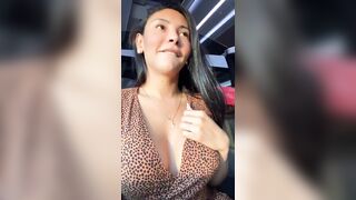 Flashing tits on a public train! | @bellamoreira