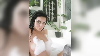 hiiii come rinse all these bubbles off me ???? full version off this, ratings, customs and more link below ????