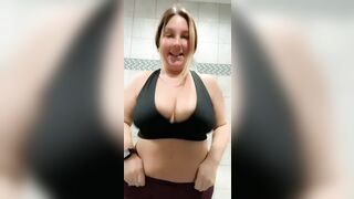 Mommy tits in action