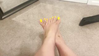Yellow glistening toes ????????