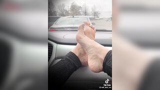 @milf_feet_mo in the car showing off her hot beautiful sexy high arches!!