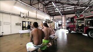 Bombeiros fazendo exame nos testiculos